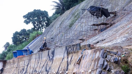 Estão sendo executados 6.710 metros de grampos e 936 m² de concreto projetado, além de 2.496 m² de hidrossemeadura - Vanessa Alcântara / Prefeitura do Recife