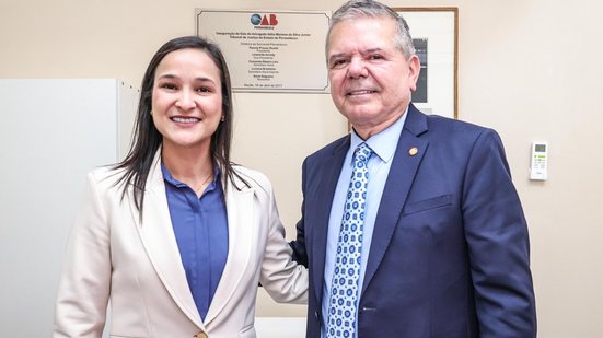Ingrid Zanella ao lado do presidente do TJPE, desembargador Ricardo Paes Barreto, durante a inauguração do ambiente na última quarta. - Foto: Vivian Ramos/OAB-PE