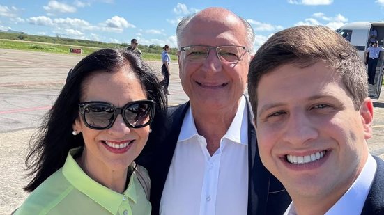João Campos em selfie com Geraldo Alckmin e esposa do vice-presidente