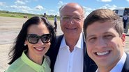 João Campos em selfie com Geraldo Alckmin e esposa do vice-presidente