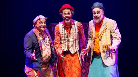 Alexandre Roit, Fabio Espósito e Guryva Portela em cena de Mundo Suassuna - Erik Almeida