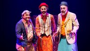 Alexandre Roit, Fabio Espósito e Guryva Portela em cena de Mundo Suassuna - Erik Almeida