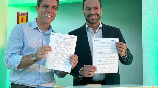 Vice-presidente da Amupe e prefeito de Aliança, Pedro Freitas e o presidente da Neoenergia Pernambuco, Saulo Cabral - Carol Coutinho/Amupe