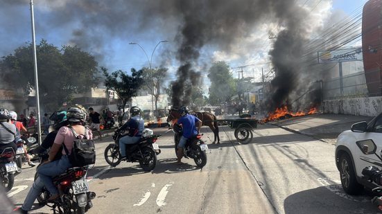 Protesto hoje no Recife tem queima de pneus. Carroceiros querem fim de regra contra impedimento de tração animal - Reprodução Twitter