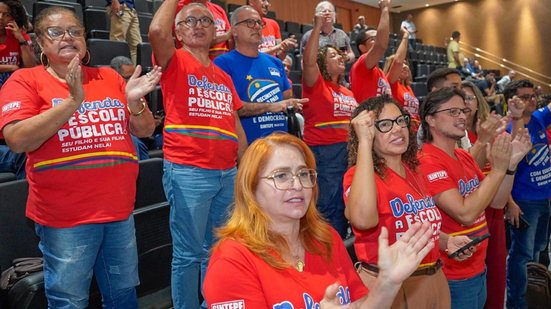 Sintepe esteve durante o que seria a votação na Alepe, mas projeto não foi para plenário por falta de quórum - Pericles Chagas/Sintepe