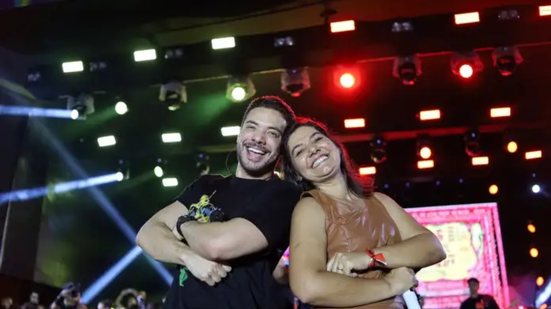 Primeira-dama de Gravatá cantou com Wesley Safadão no São João da cidade - Reprodução Instagram Viviane Facundes
