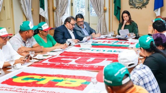 A governadora Raquel Lyra recebeu comissão de representantes do 8º Grito da Terra Pernambuco. - Foto: Yacy Amorim/Secom