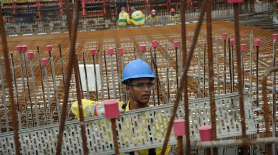 Sinduscon lançou nesta segunda-feira um plano de saúde para trabalhadores da construção civil, em parceria com o SESI e a Fiepe. - Foto: Arquivo/Tânia Rêgo/Agência Brasil