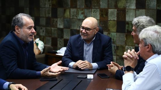 Danilo Cabral e Alfredo Gomes em primeira reunião sobre questão de trens - Ascom/Sudene