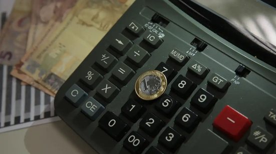 De acordo com o levantamento, 67% dos entrevistados com idade entre 18 e 24 anos afirmam que pretendem renegociar suas dívidas. - Foto: Marcello Casal Jr/Agência Brasil Arquivo