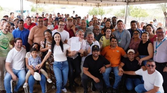 Marcia Conrado, o superintendente executivo de Governo da CAIXA no Vale do São Francisco, Vinícius Almeida (à esquerda), com famílias beneficiadas - Divulgação CAIXA