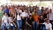 Marcia Conrado, o superintendente executivo de Governo da CAIXA no Vale do São Francisco, Vinícius Almeida (à esquerda), com famílias beneficiadas - Divulgação CAIXA