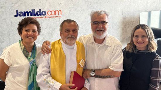 Maria Luiza Borges, Padre Rosivaldo, Jamildo Melo e Ana Luiza Melo, durante inauguração da sede. - Foto: Jamildo.com