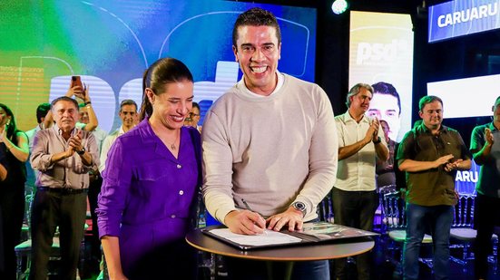 Raquel Lyra e Rodrigo Pinheiro durante filiação do prefeito de Caruaru ao PSD - Rafael Moreira