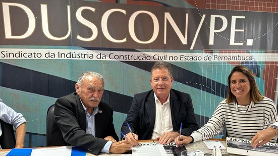 Antônio Cláudio Couto (Sinduscon), Bruno Veloso (Fiepe) e Cláudia Cartaxo (Sesi) assinam contrato de parceria - Jamildo.com
