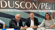 Antônio Cláudio Couto (Sinduscon), Bruno Veloso (Fiepe) e Cláudia Cartaxo (Sesi) assinam contrato de parceria - Jamildo.com