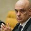 Alexandre de Moraes olha para o lado