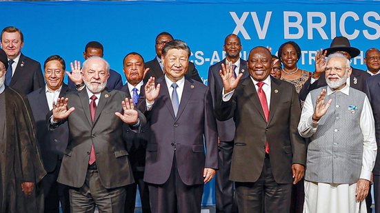 Pouco menos da metade dos brasileiros considera que o país deve se aproximar do BRICS