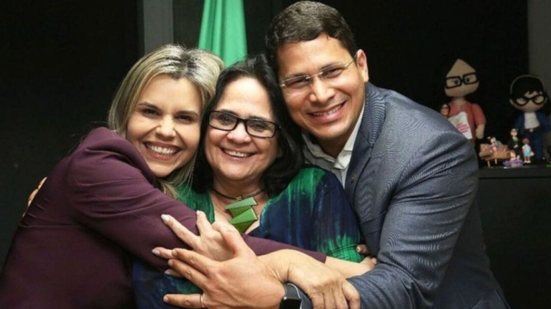 A deputada federal Clarissa Tércio, a senadora Damares Alves e o deputado estadual Pastor Júnior Tércio, autor da proposição que vai conceder título de cidadã pernambucana à Damares. - Foto: Reprodução da Internet