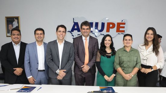 O presidente da Amupe, Marcelo Gouveia, ao lado de prefeitos e prefeitas pernambucanos. - Divulgação/Amupe
