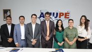 O presidente da Amupe, Marcelo Gouveia, ao lado de prefeitos e prefeitas pernambucanos. - Divulgação/Amupe