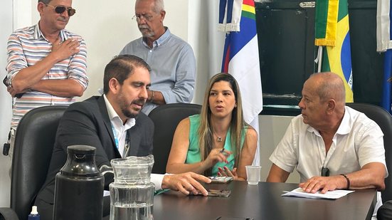 Romero Cavalcanti, superintendente da Caixa, com o prefeito Marcílio Régio e a vice Lícia Maciel, de Goiana - Jamildo.com