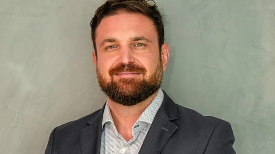 João Galamba alerta que falta de regulamentação ainda deixa muitas mulheres vítimas de violência doméstica sem proteção real - Divulgação