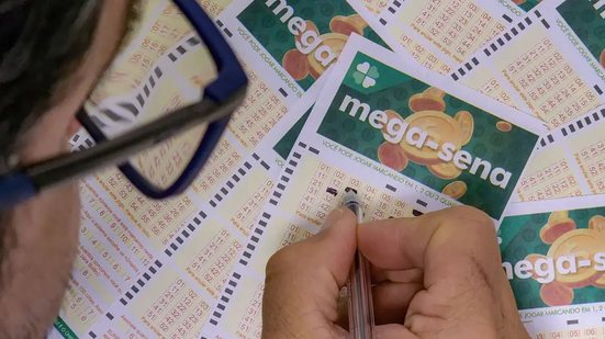 A nova regra já está valendo desde o sorteio da última quinta-feira (31), mas como ninguém acertou os números, o primeiro prêmio com a nova divisão será pago no sábado (1º), caso haja ganhador. - Foto: Agência Brasil