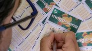 A nova regra já está valendo desde o sorteio da última quinta-feira (31), mas como ninguém acertou os números, o primeiro prêmio com a nova divisão será pago no sábado (1º), caso haja ganhador. - Foto: Agência Brasil