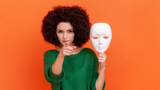 Chamada síndrome do impostor é  a sensação de não ser boa o suficiente ou de estar em débito com a própria entrega. - Foto: Reprodução da Internet