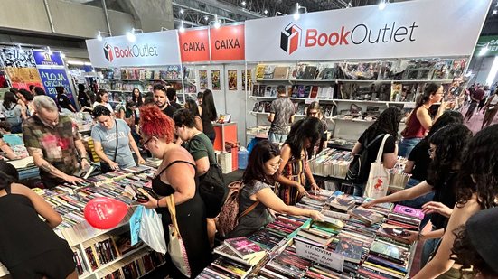 Pessoas comprando livros na bienal, feira