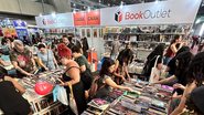 Pessoas comprando livros na bienal, feira