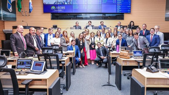 Ingrid Zanella e outros membros da OAB-PE foram acompanhar votação na Câmara do Recife - Vivian Ramos-OAB-PE