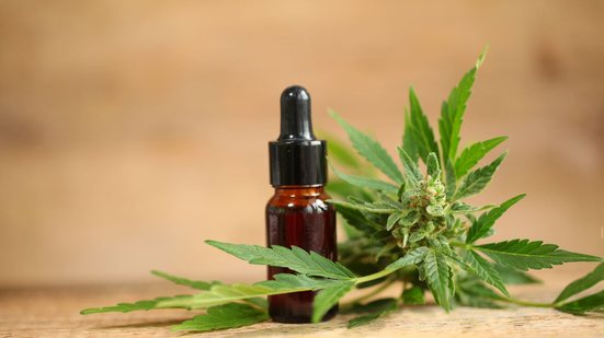 Vidro de conta gotas e folha da cannabis