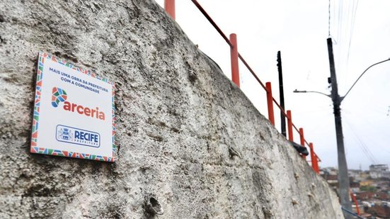 Com o Programa, a Prefeitura fornece projeto, material e orientação técnica para intervenções em áreas planas e morros, enquanto a população entra com a mão de obra como contrapartida - Hélia Scheppa/Prefeitura do Recife.