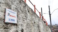 Com o Programa, a Prefeitura fornece projeto, material e orientação técnica para intervenções em áreas planas e morros, enquanto a população entra com a mão de obra como contrapartida - Hélia Scheppa/Prefeitura do Recife.