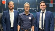Imagem com os políticos Tecio Teles, Romeu Zema e Eduardo Moura em pé, lado a lado