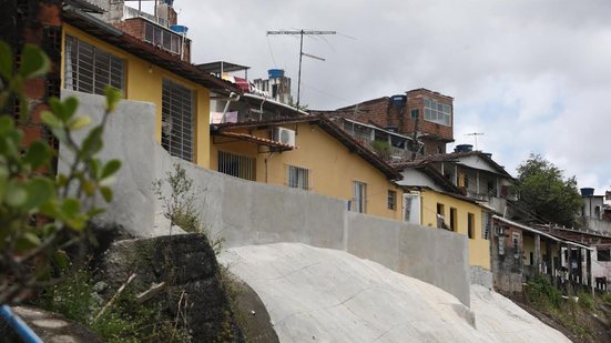 Encosta na beira de casas