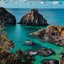 Imagem do mar e montanhas rochosas em Fernando de Noronha