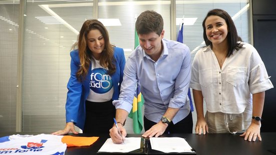 João Campos assinou acordo na segunda (15). Objetivo é melhorar estratégias de combate à fome - Hélia Scheppa/Prefeitura do Recife