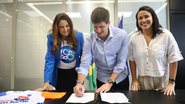 João Campos assinou acordo na segunda (15). Objetivo é melhorar estratégias de combate à fome - Hélia Scheppa/Prefeitura do Recife