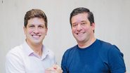 João Campos e Thiago de Miel sorriem de mãos dadas