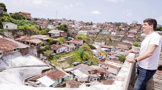 O prefeito João Campos participou das entregas