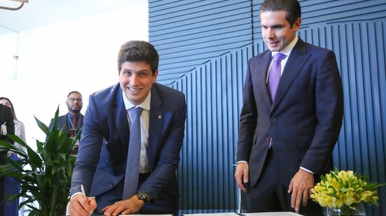 João Campos assina documento ao lado de Hugo Motta - DIVULGAÇÃO