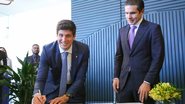 João Campos assina documento ao lado de Hugo Motta - DIVULGAÇÃO
