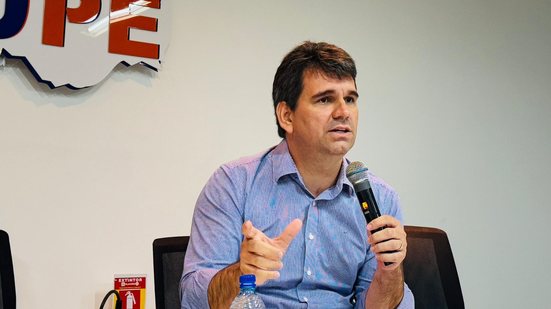O presidente da Amupe, Marcelo Gouveia, durante a Assembleia da Associação, nesta terça-feira. - Foto: Carol Coutinho
