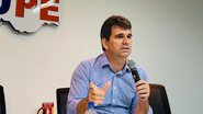 O presidente da Amupe, Marcelo Gouveia, durante a Assembleia da Associação, nesta terça-feira. - Foto: Carol Coutinho