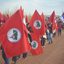 Bandeiras do MST em protesto por terra em estrada de terra