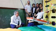 Padilha sorri enquanto observa criança brincar