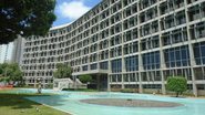 Fachada do até então prédio da Neoenergia. Prédio alto com diversas janelas de vidros, em frente uma fonte de água